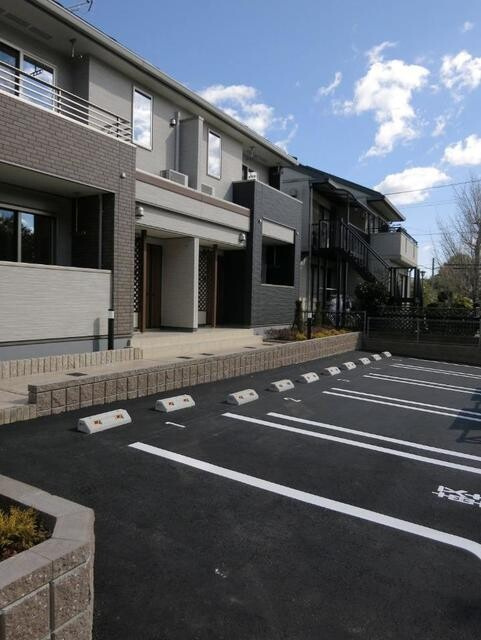 ルイーンズサイド・エレガンスの駐車場