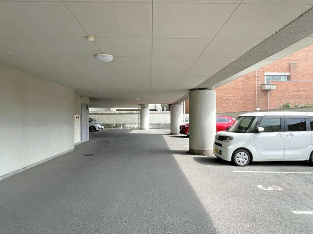 バルミー弥生の駐車場
