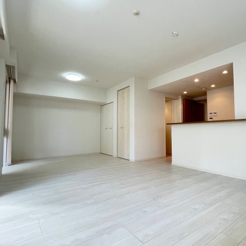 【居間・リビング】 | イニシア大濠公園 | リビングも居室も広々とした角部屋の2LDKはリフォーム済みで気持ちよく新生活を始められます