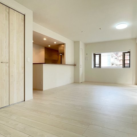 【居間・リビング】 | イニシア大濠公園 | 20帖以上ある広々としたLDKは嬉しい二面採光で明るい陽射しが射し込みます