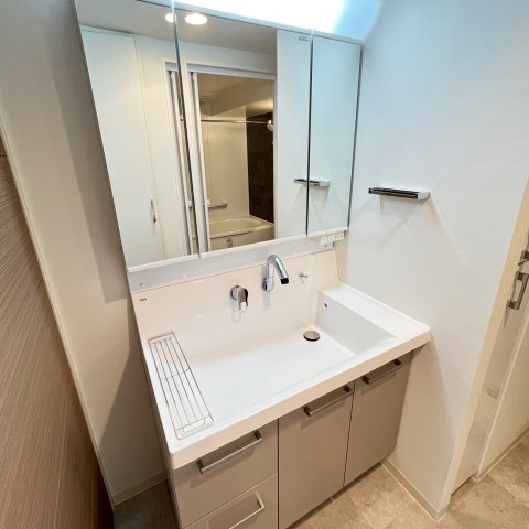 【独立洗面台】 | イニシア大濠公園 | 三面鏡裏収納付きの洗面台で、散らかりがちな洗面回りもすっきりと片付きます