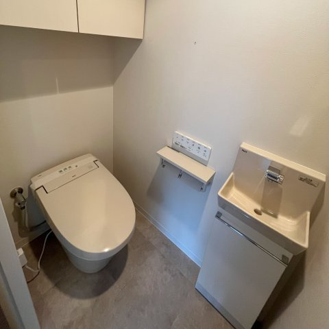 【トイレ】 | イニシア大濠公園 | 冬は便座も温水も温かく快適なシャワー付トイレ。上部には収納を設置◎