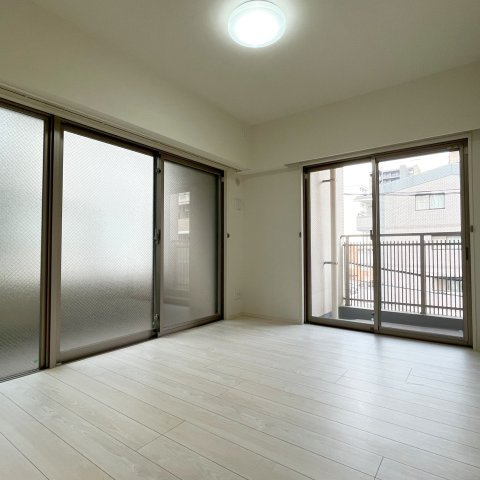 【洋室】 | イニシア大濠公園 | 7帖の洋室。2面採光の明るいお部屋です。各部屋にはクローゼット完備なので空間を有効的活用できます