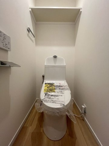 【トイレ】 | ライオンズマンション筑紫丘西 | 冬は便座も温水も温かく快適なシャワー付トイレ。上部には収納棚を設置◎