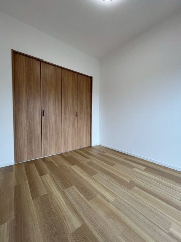 【洋室】 | ライオンズマンション筑紫丘西 | 5.2帖の洋室。バルコニーに面した明るいお部屋で換気や採光ばっちりです