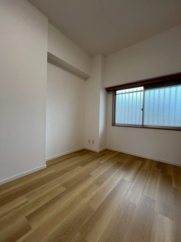 【洋室】 | ライオンズマンション筑紫丘西 | 6帖の洋室。幅広の窓から外の明かりをたっぷり室内に取り込んでいます