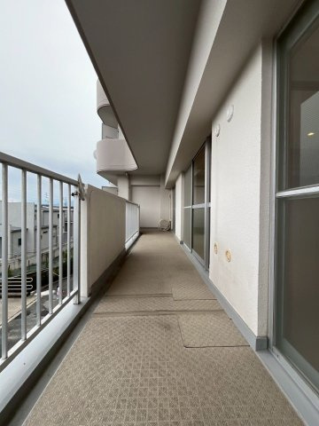 【バルコニー】 | ライオンズマンション筑紫丘西 | 南東向きの大型バルコニーは陽当り良好で、たっぷりのお洗濯物もよく乾きます