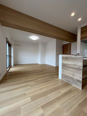 【居間・リビング】 | ライオンズマンション筑紫丘西 | 広々としたLDKは南側バルコニーに面しているため、太陽の明かりを感じることが出来ます