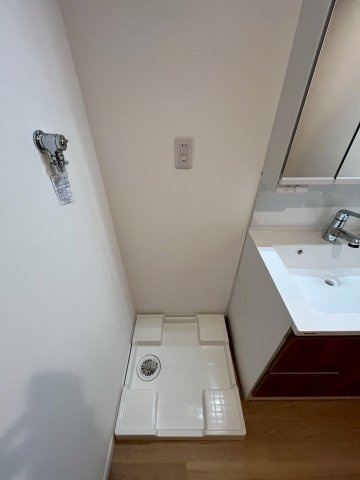 【ランドリースペース】 | ライオンズマンション筑紫丘西 | 洗濯機置き場の上部のスペースには、空間を活かして洗剤等を置く棚の設置がおすすめです