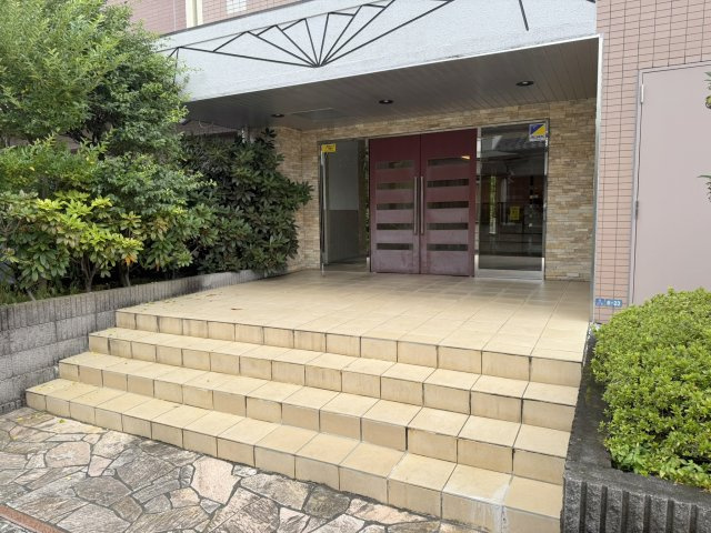 アイディーコート錦のエントランス|共用部・エントランス/植栽のある綺麗に管理されているエントランスです