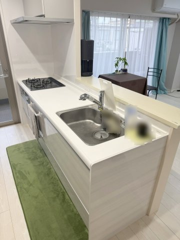 アイディーコート錦のキッチン|キッチン/対面式のシステムキッチン。バルコニーへ出られる窓付きで、換気良好。洗面室へ直接行ける便利な動線です。