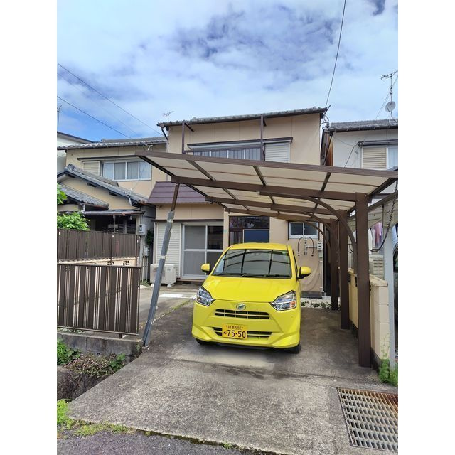 若福町4番6号貸家の駐車場