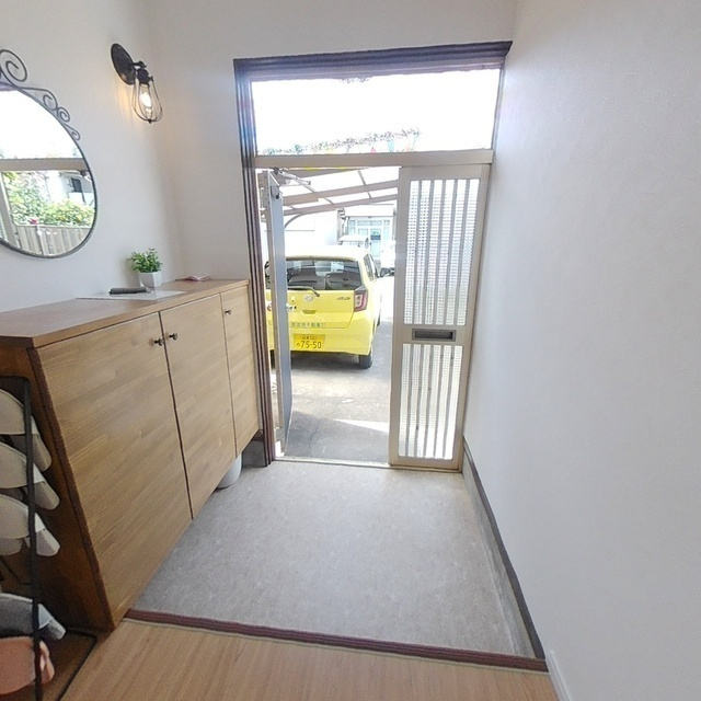 若福町4番6号貸家の玄関