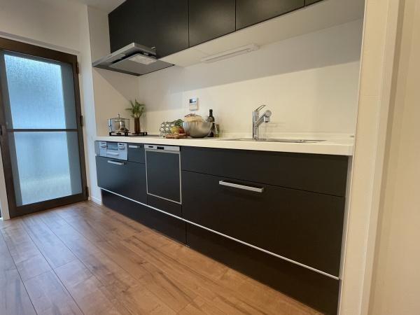 【キッチン】 | マンション雪谷テラス | キッチンスペースは広々しており、調理の効率が上がる３口コンロに、食洗器もついており、家事もはかどります♪