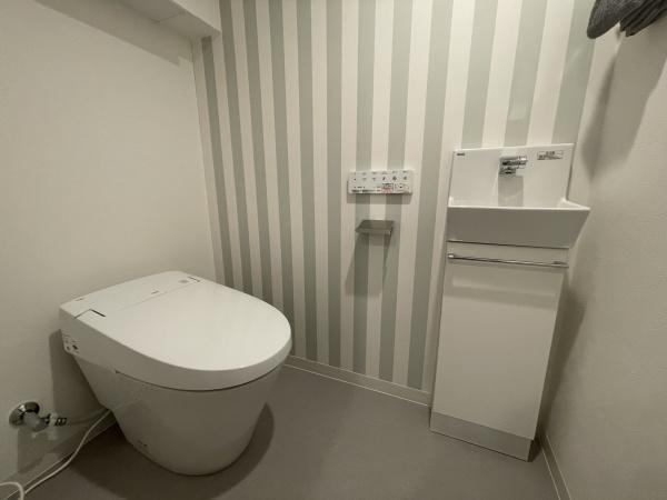 マンション雪谷テラスのトイレ|落ち着いた色合いのトイレは、保温・洗浄機能付きです。
