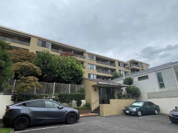 【外観】 | マンション雪谷テラス | 日が当たり、あたたかながらもスタイリッシュなたたずまいです！