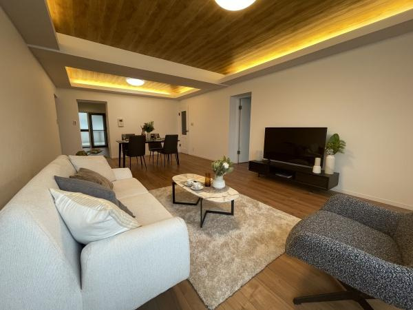 マンション雪谷テラスの居間・リビング|みんなが集うLDKはあたたかい日差しが入り込み、自然と楽しい会話が弾む幸せな空間に

