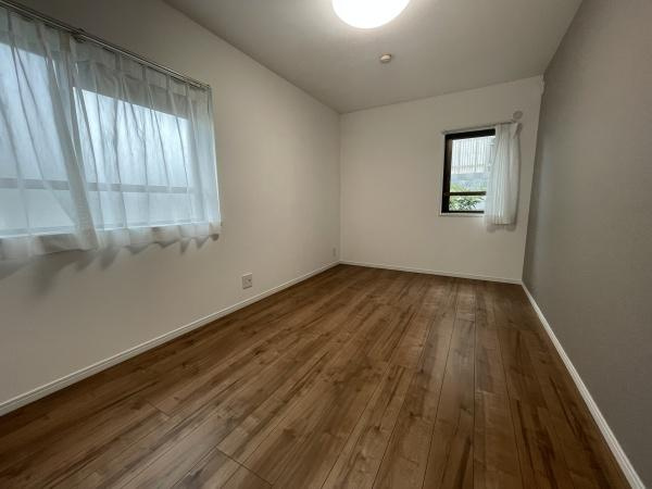 【洋室】 | マンション雪谷テラス | 心地よい日差しと風が気持ちの良い居室には収納もたっぷりです♪