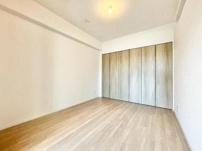 【寝室】 | グラン・ドムール北野田 | 全居室には収納を完備！普段使いのお洋服や小物はもちろん、季節物のお洋服などもしっかりと整理整頓おしまい頂けます。居室空間をより広く隅々までお使いいただけますね♪