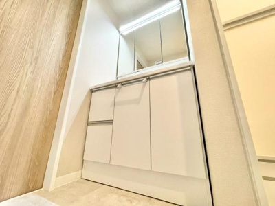 【独立洗面台】 | グラン・ドムール北野田 | 使い勝手の良い洗面所です！
髪のセットやお化粧もストレスなくこなせ、朝から気分良く通勤通学に向かえそうですね！