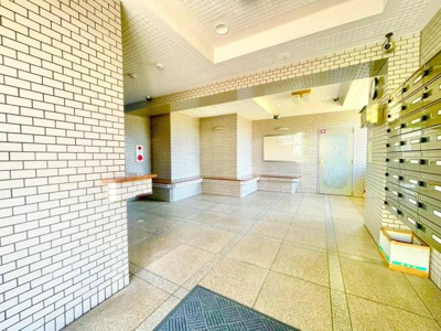 【エントランス】 | グラン・ドムール北野田 | 管理人さんも待機してますので安心ですね！