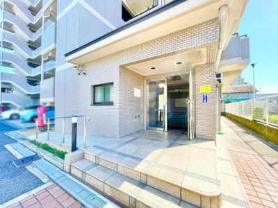 【エントランス】 | グラン・ドムール北野田 | 流行に左右されず、将来にわたって価値が継続する「上質」な佇まい。おしゃれな雰囲気や自然の潤い、親しみやすさといった暮らしを豊かにしてくれる住空間です。