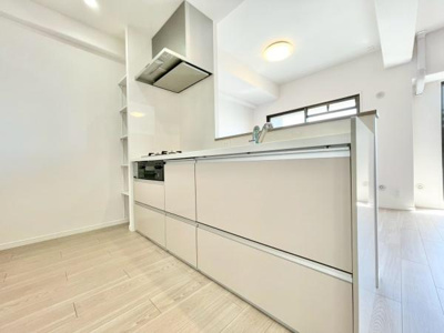 【キッチン】 | グラン・ドムール北野田 | ご家族みんなで調理ができる位のスペースを実現したキッチン空間となっております。みんなで作った料理を召し上がりながらの会話は至福のひとときになるはずです♪