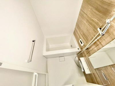 【浴室】 | グラン・ドムール北野田 | アクセントパネルで落ち着きのある雰囲気を演出♪毎日の疲れを癒やすバスタイムを。