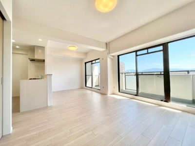 【居間・リビング】 | グラン・ドムール北野田 | 室内にいても、たっぷりの陽光と爽やかな風を感じて頂けます！
ご家族と穏やかに過ごす、心地の良い時間が流れます。