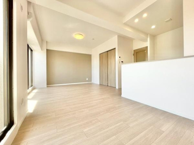 【居間・リビング】 | グラン・ドムール北野田 | ここにはみんなが集い、食事と楽しい会話が始まる。話に夢中になりすぎて、ついつい時を忘れてしまう。そんな束の間の幸せを感じさせてくれる場所。