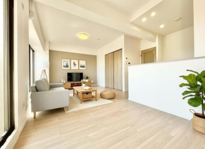 【居間・リビング】 | グラン・ドムール北野田 | 【家具配置イメージ画像】ラグやソファで雰囲気を変えたりいろんなアレンジが楽しめます！