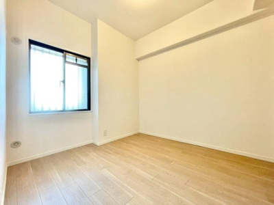 【洋室】 | グラン・ドムール北野田 | 木目のフローリングが暖かみのある室内に。明るい寝室で心地のいい朝を迎えられそう。