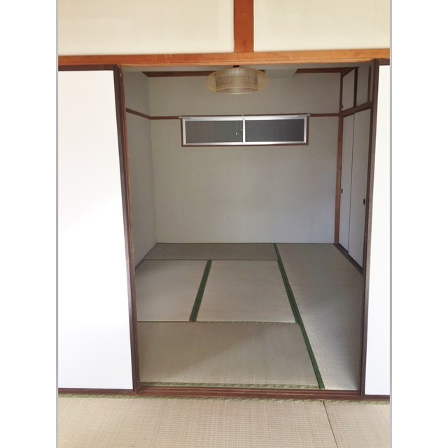 岐阜市加納青藤町２丁目のアパートの居間・リビング|和室6帖