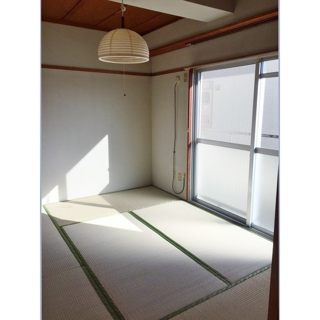 岐阜市加納青藤町２丁目のアパートの居間・リビング|和室6帖