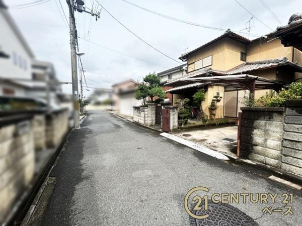 香芝市鎌田の売地の前面道路含む現地写真|道路と高低差の少ないフラットな敷地です！