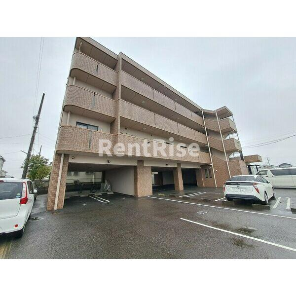 ルミナスマーサの駐車場