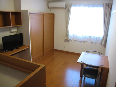 【居間・リビング】 | レオパレスラ　ポム　ウルーズ