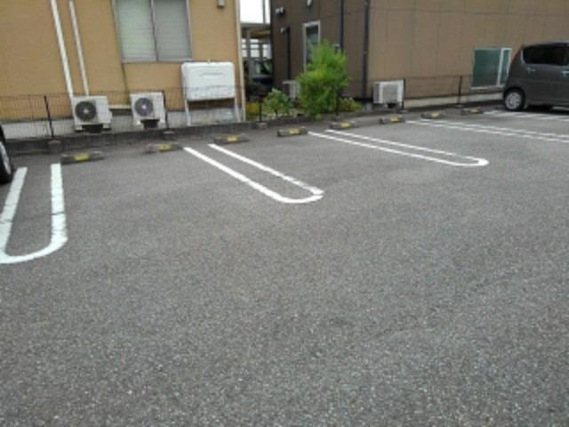 ヴィラ・かたかご　Ⅰの駐車場|駐車場があるので、車を買う予定の方も安心です