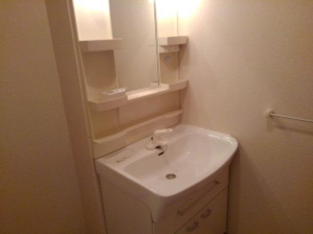 ヴィラ・かたかご　Ⅰの洗面所|明るい洗面所です