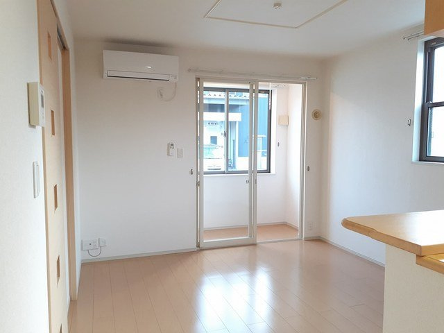 ユニゾン　カミューⅡの居間・リビング|こちらのリビングで趣味の時間をお楽しみください