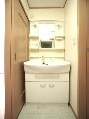 【洗面所】 | スッドスピアッツォバイアＡ | 洗髪洗面化粧台と洗濯機置き場があります♪