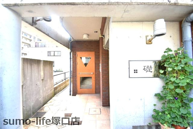 礎のエントランス