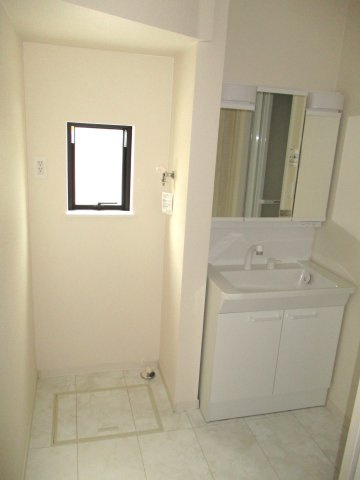 新築分譲住宅北黒田２期の独立洗面台|鏡の裏も収納量が多いです