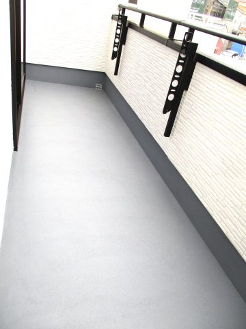 新築分譲住宅北黒田２期のバルコニー|物干し竿も掛けれます