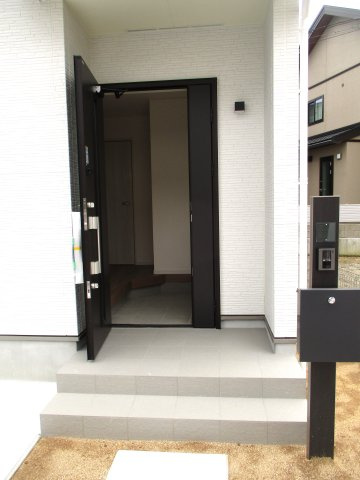 新築分譲住宅北黒田２期の玄関|清潔感のある玄関です