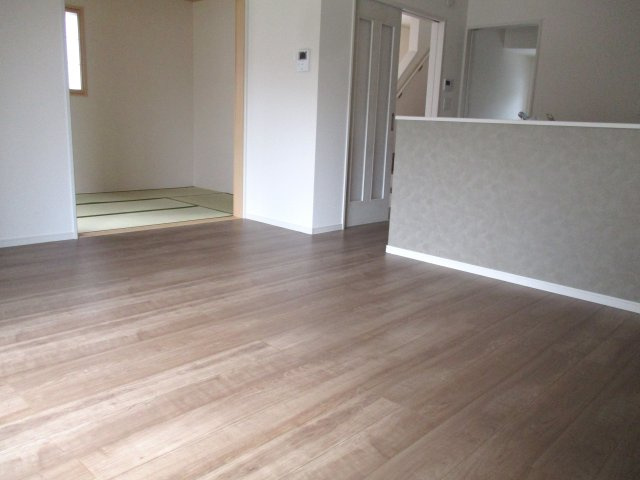 新築分譲住宅北黒田２期の居間・リビング|リビングも明るくて広いです