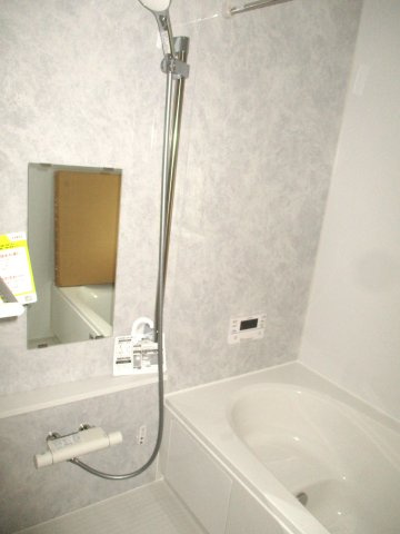 新築分譲住宅北黒田２期の浴室|シャワー、鏡、カウンターも付いています