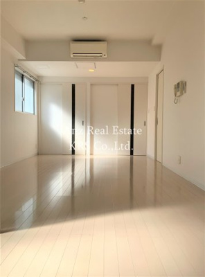 【居間・リビング】 | クレオキタホリエ | 2面採光で明るく広々としたリビングです！エアコン付き！