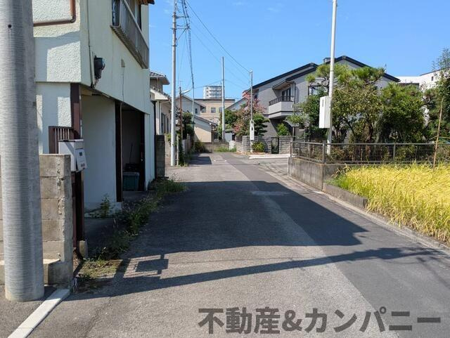 松山市枝松３丁目の売地の前面道路含む現地写真|前面道路含む現地写真です