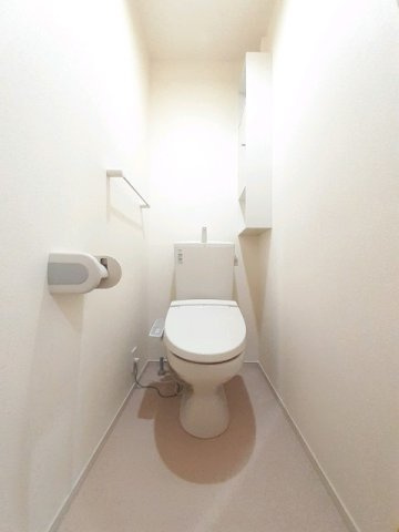 エルハーベン加茂宮Ｃのトイレ|落ち着いた色調のトイレです